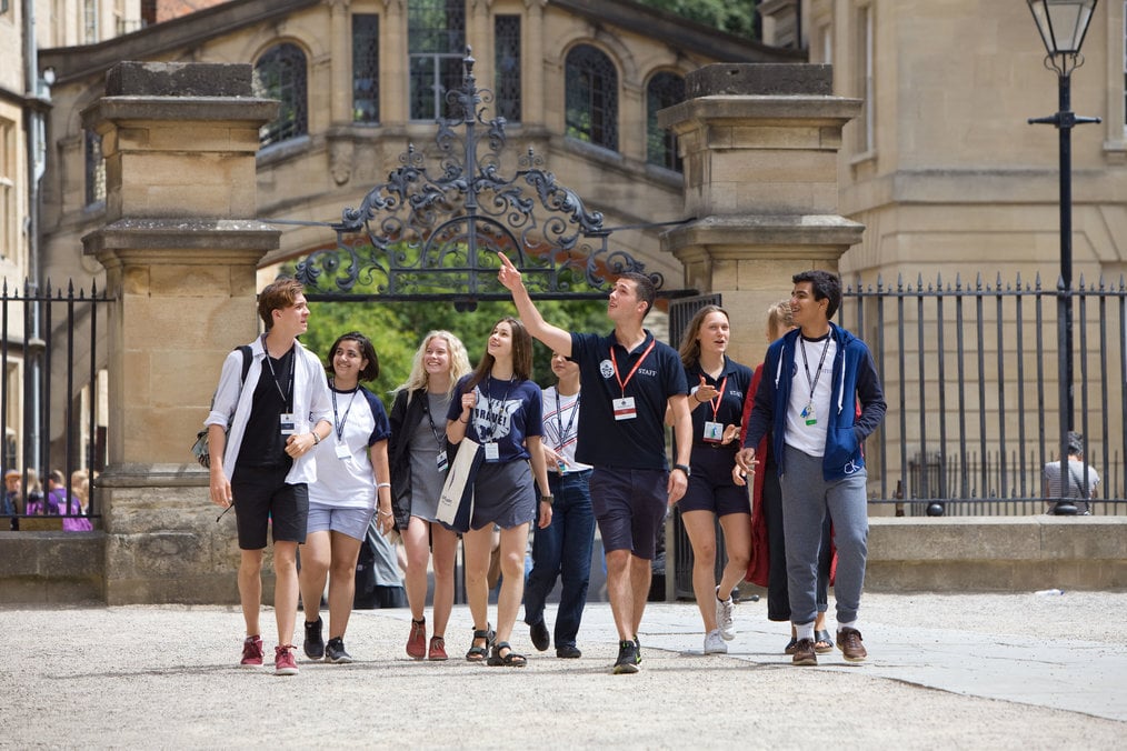Oxford Royale Academy study abroad A tour group walking through Oxford city